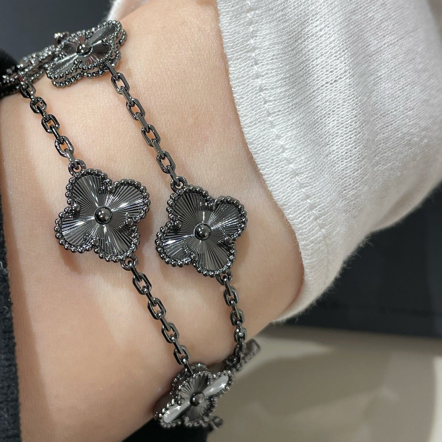 [Revel Jewelry]CLOVER 5 MOTIF BLACK BRACELET