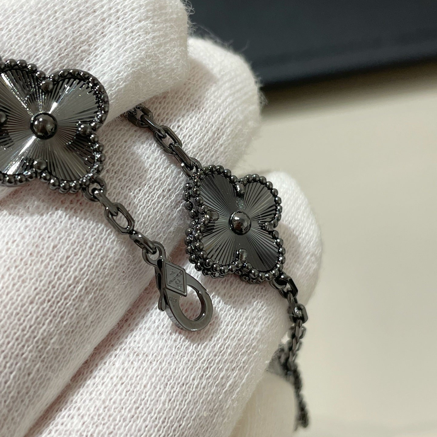 [Revel Jewelry]CLOVER 5 MOTIF BLACK BRACELET