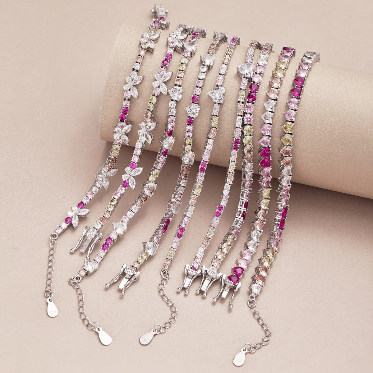 [Revel Jewelry]華やかな蝶の形のラウンドカットのデイリーブレスレット