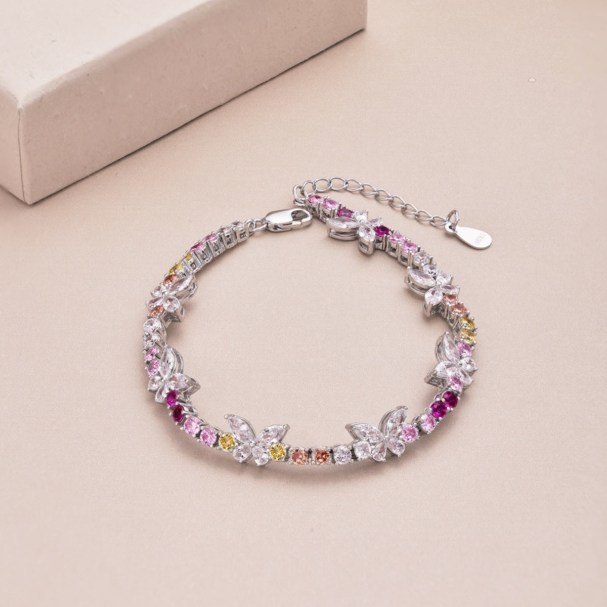 [Revel Jewelry]華やかな蝶の形のラウンドカットのデイリーブレスレット