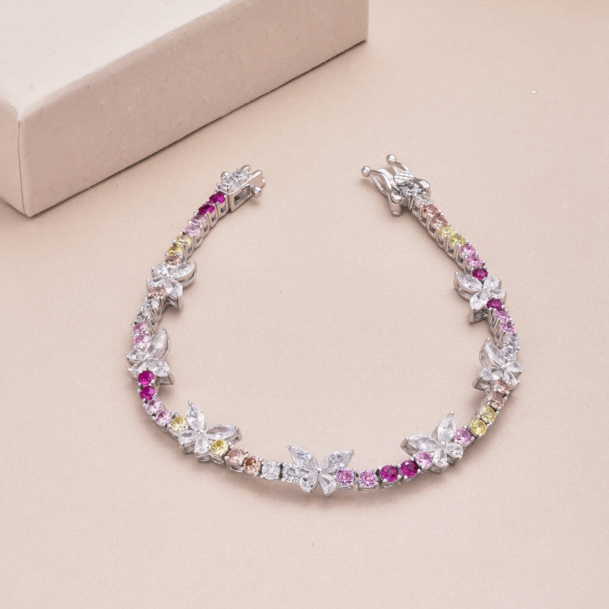 [Revel Jewelry]華やかな蝶の形のラウンドカットのデイリーブレスレット