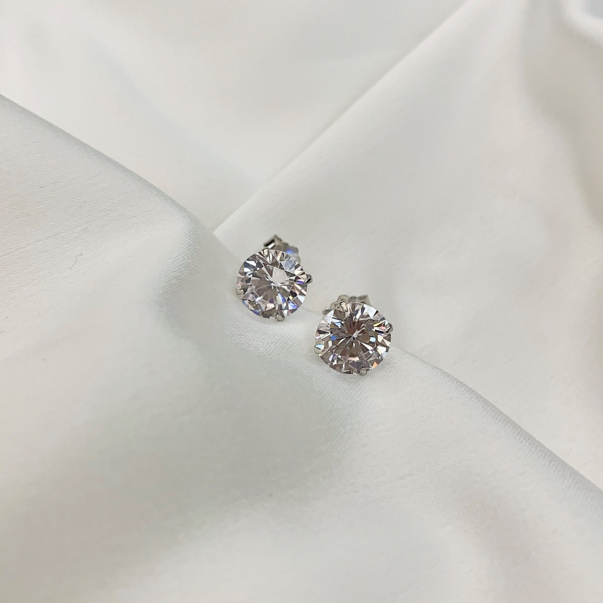 [Revel Jewelry]Stylish Shiny Round Center Stone Stud Earrings