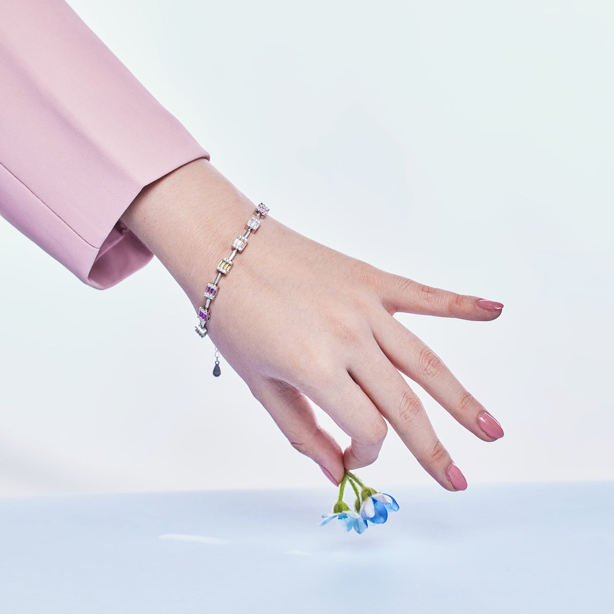 [Revel Jewelry]華奢で魅力的なエメラルドカットデイリーブレスレット