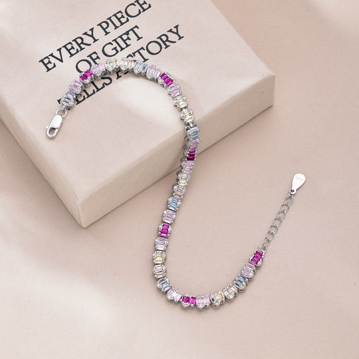 [Revel Jewelry]繊細なカラフルエメラルドカットパーティーブレスレット
