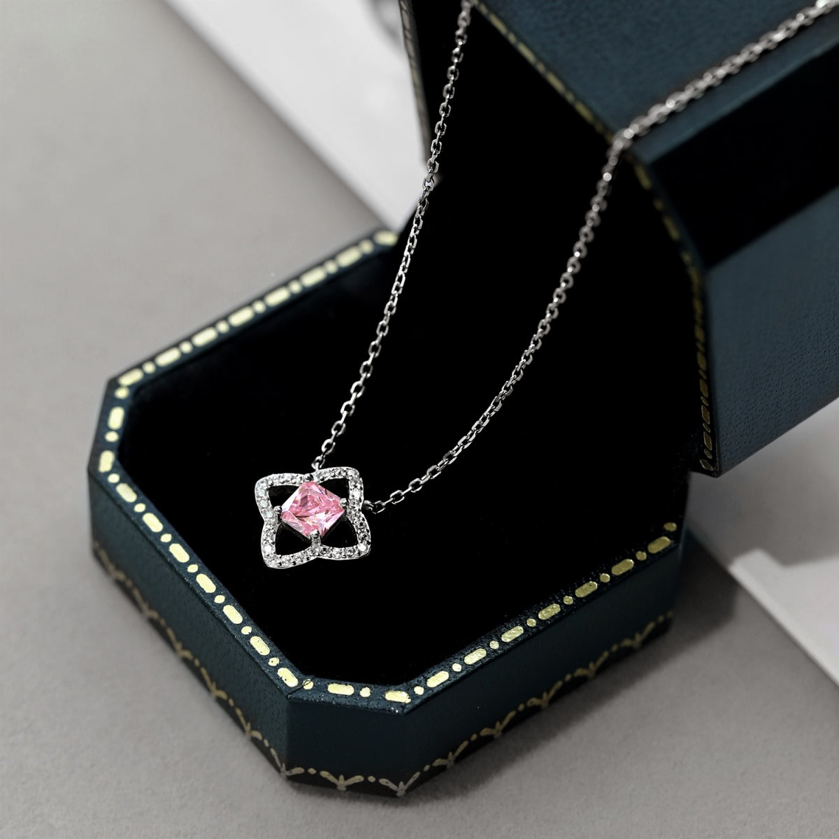 [Revel Jewelry]Exquisite Flower Shape Princess Cut Necklace
