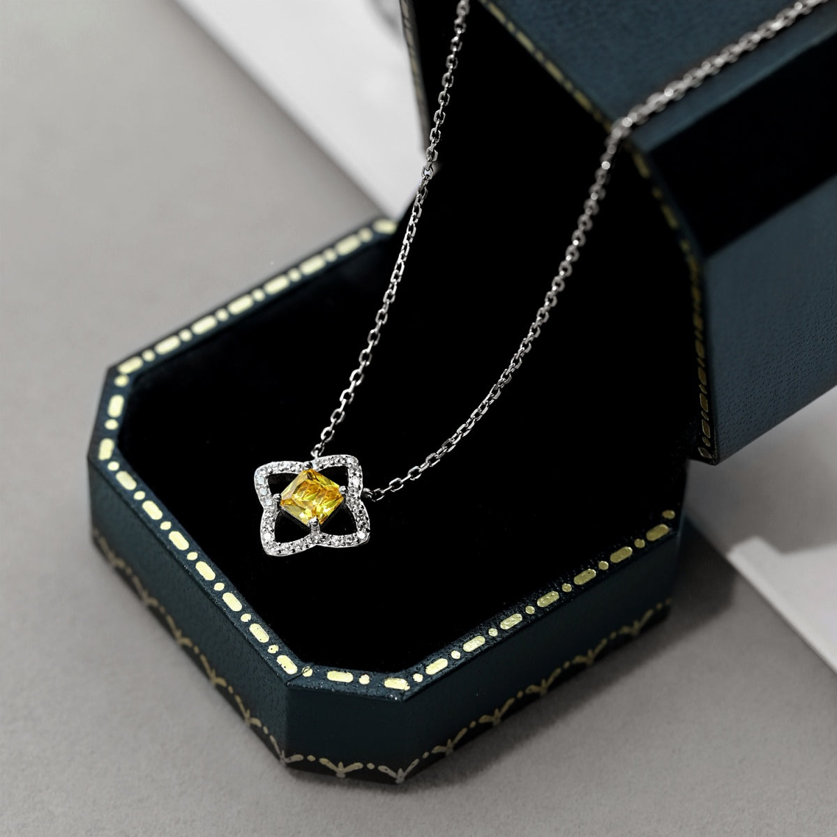 [Revel Jewelry]Exquisite Flower Shape Princess Cut Necklace