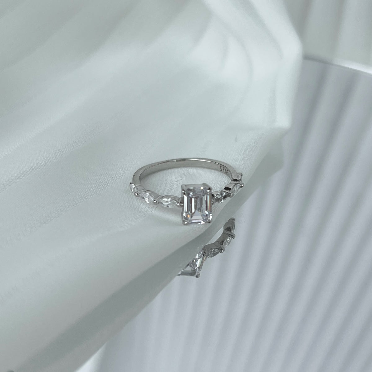 [Revel Jewelry]1.0 Carat Dainty Resplendent Radiant Cut Daily Ring