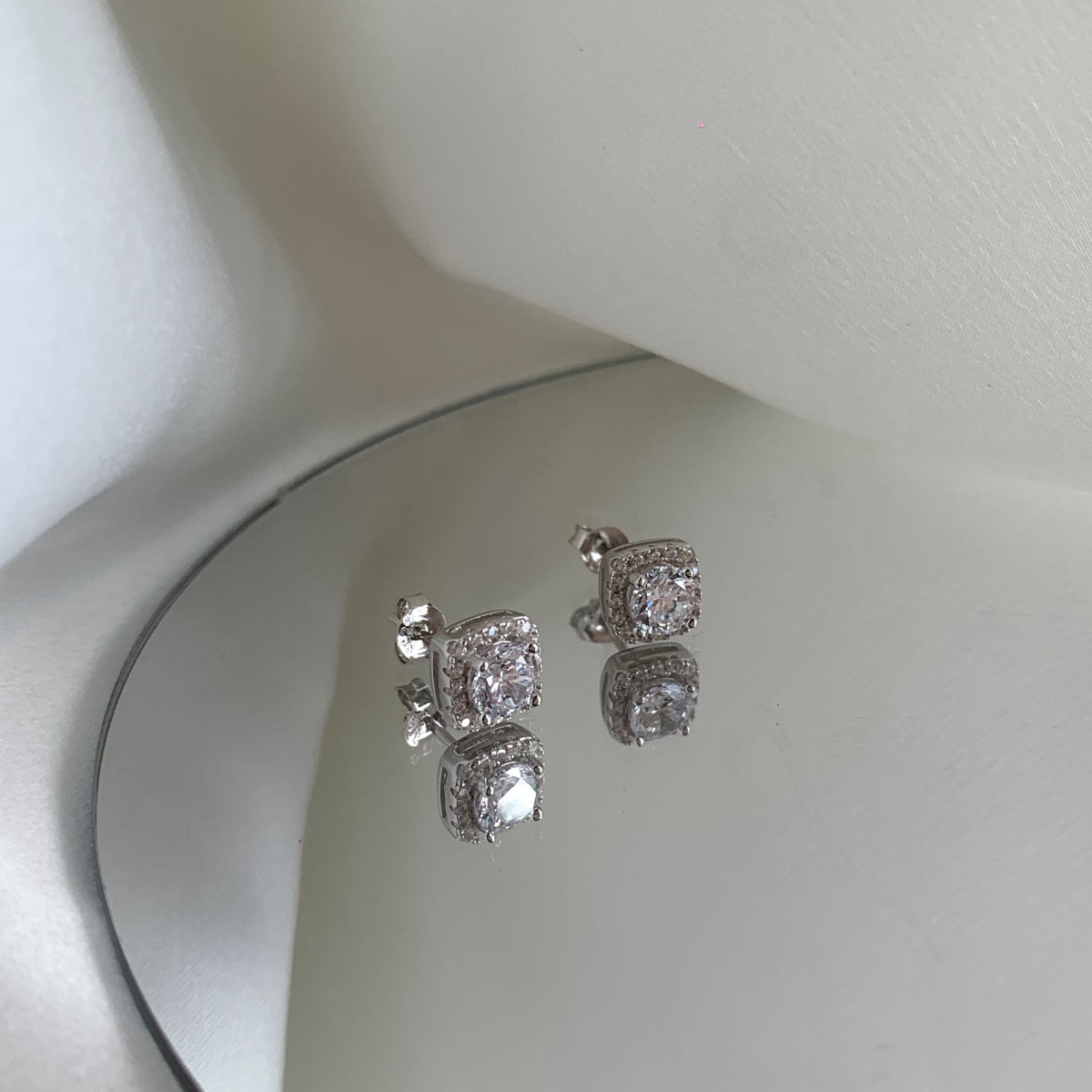 [Revel Jewelry]Classic Round Center Stone Stud Earrings