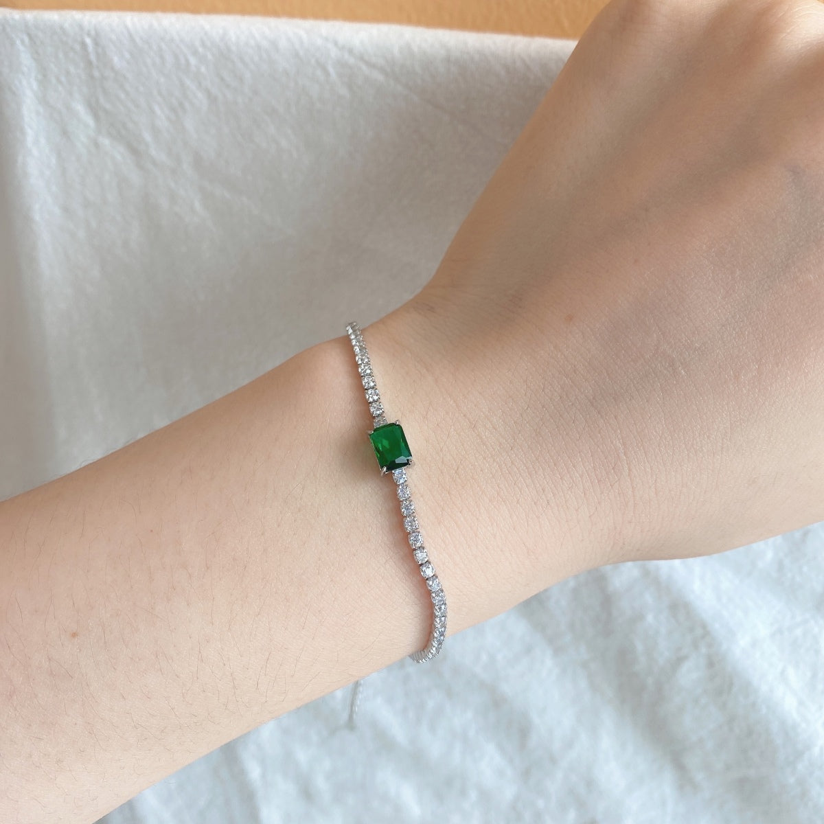 [Revel Jewelry]1.0 Carat Unique Emerald Cut Banquet Bracelet