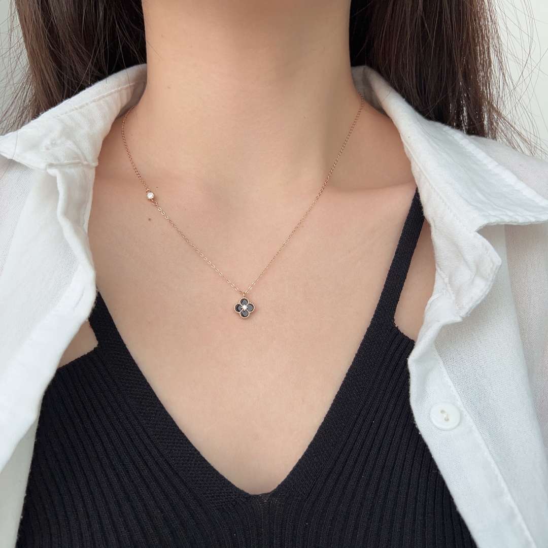 [Revel Schmuck]Zarte Halskette in Blumenform