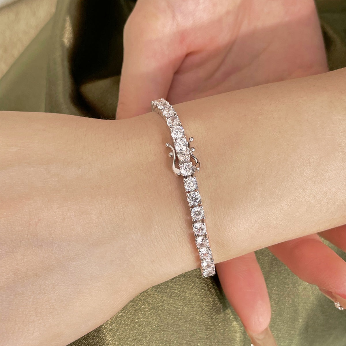 [Revel Jewelry]豪華な装飾のラウンドカットテニスブレスレット