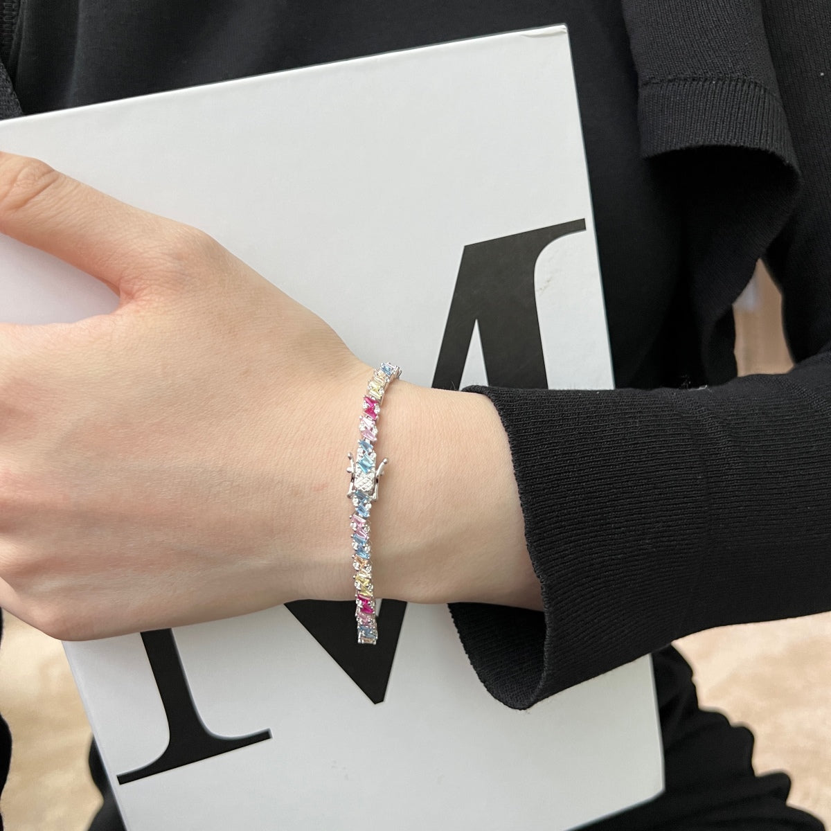 [Revel Jewelry]華やかな輝きを放つ多面カットパーティーブレスレット