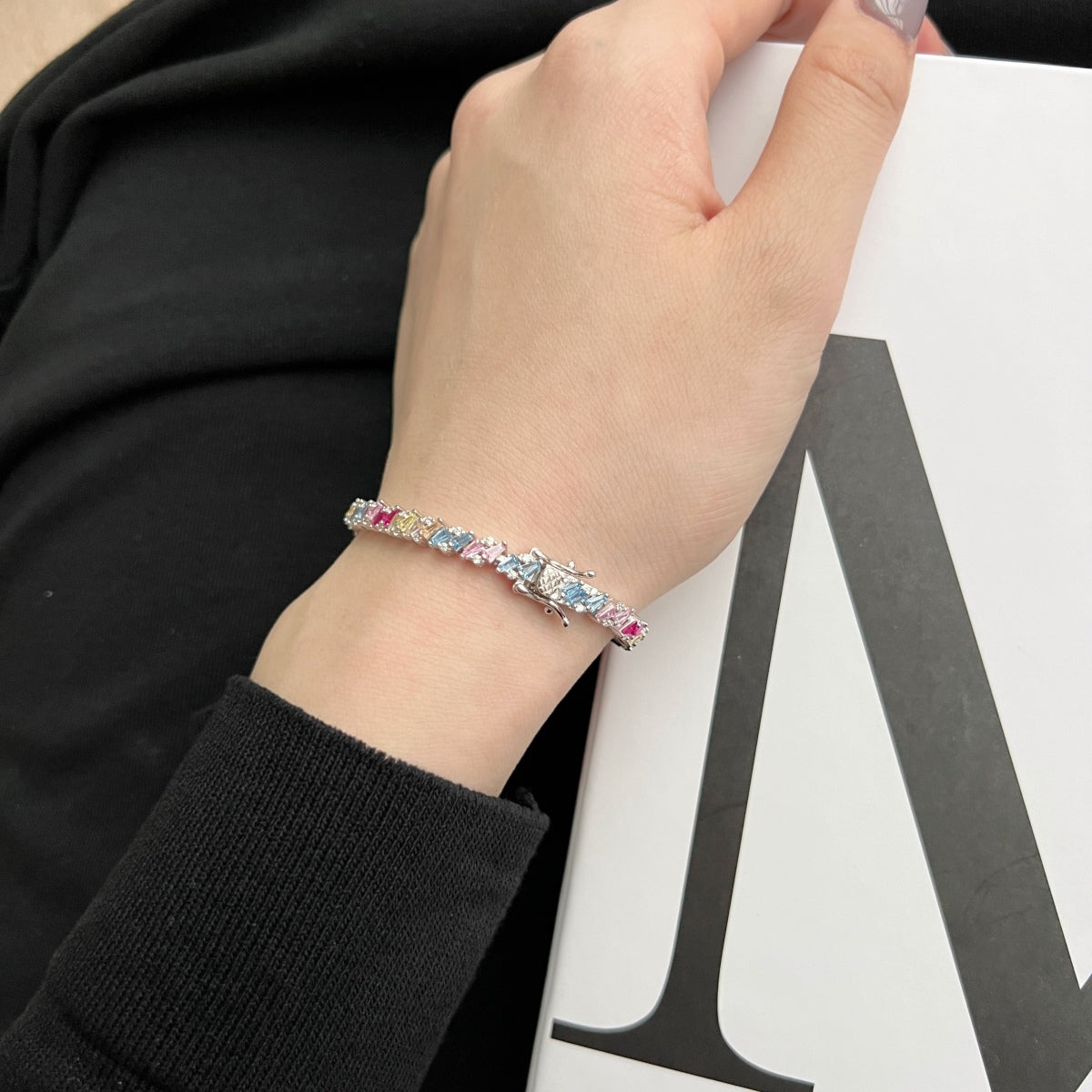 [Revel Jewelry]華やかな輝きを放つ多面カットパーティーブレスレット