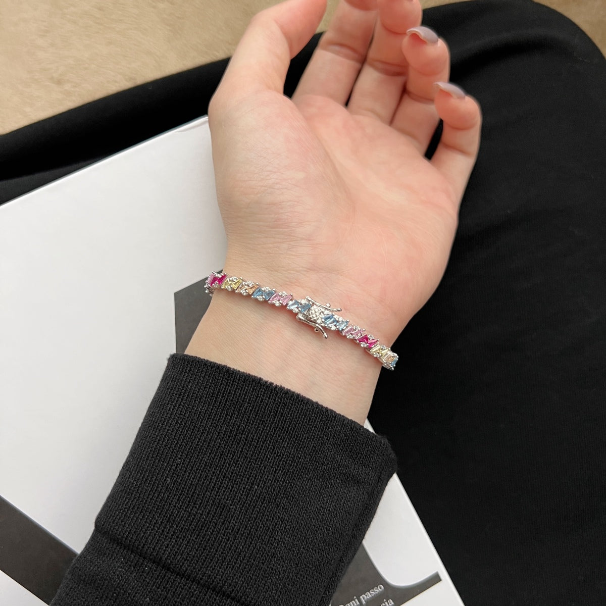 [Revel Jewelry]華やかな輝きを放つ多面カットパーティーブレスレット