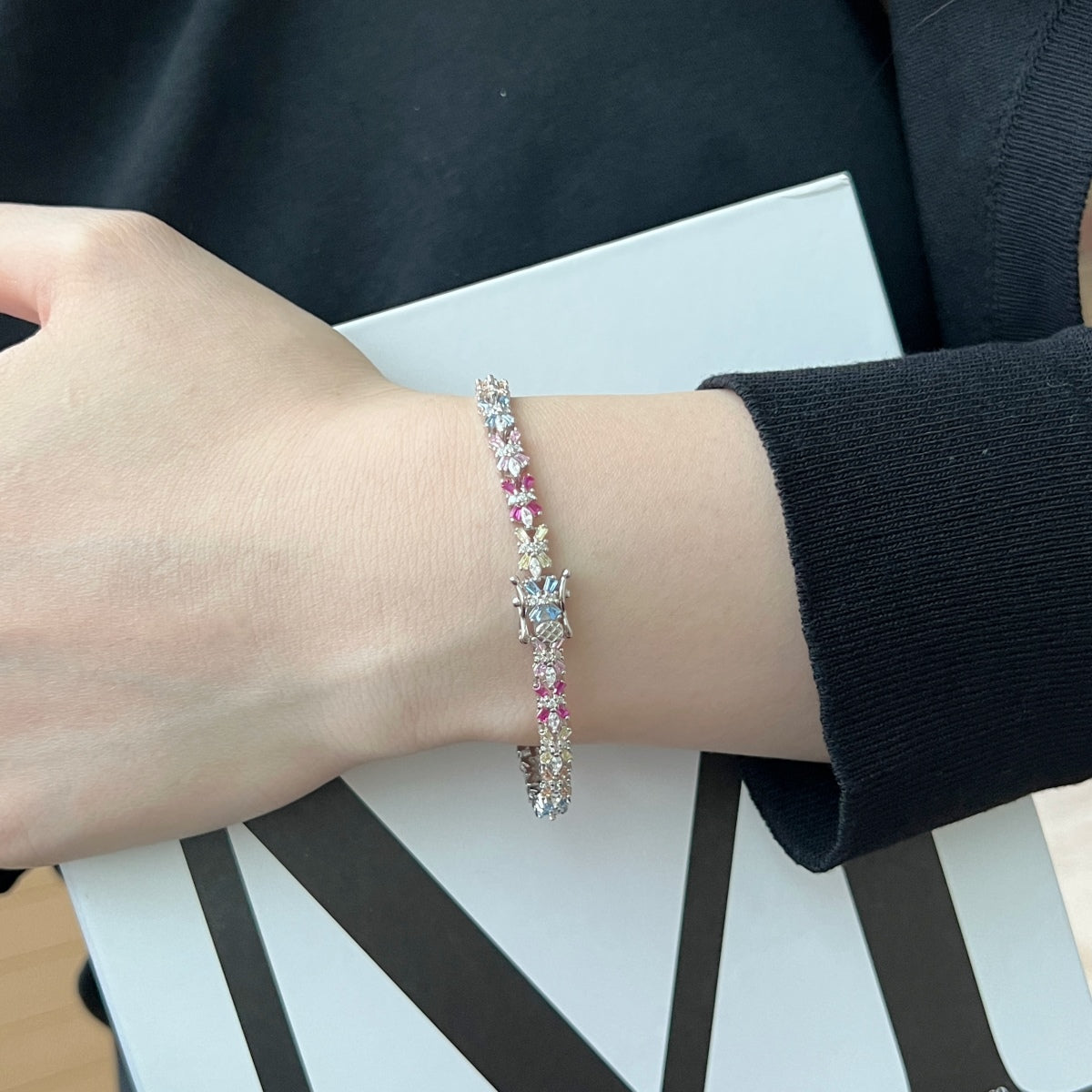 [Revel Jewelry]放射状に輝くエメラルドカットのカラフルなパーティーブレスレット