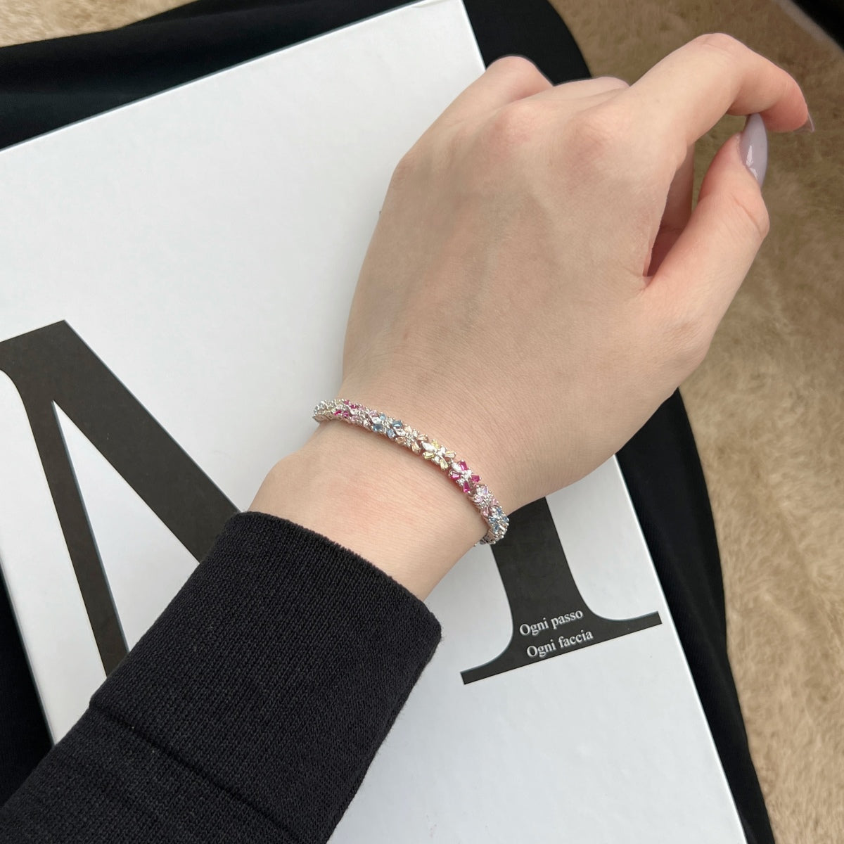 [Revel Jewelry]放射状に輝くエメラルドカットのカラフルなパーティーブレスレット