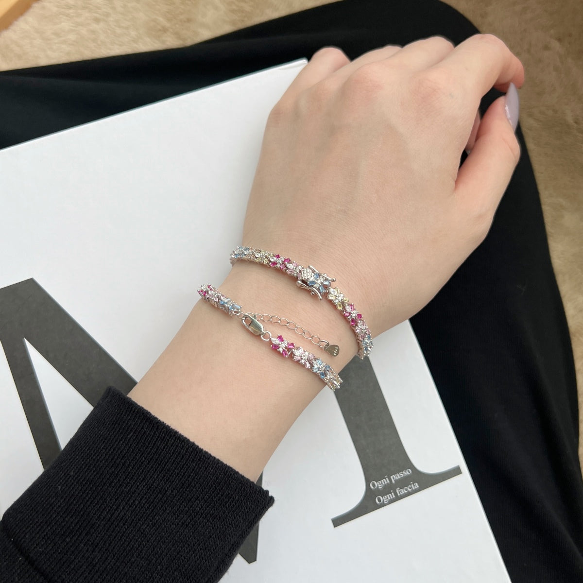 [Revel Jewelry]放射状に輝くエメラルドカットのカラフルなパーティーブレスレット