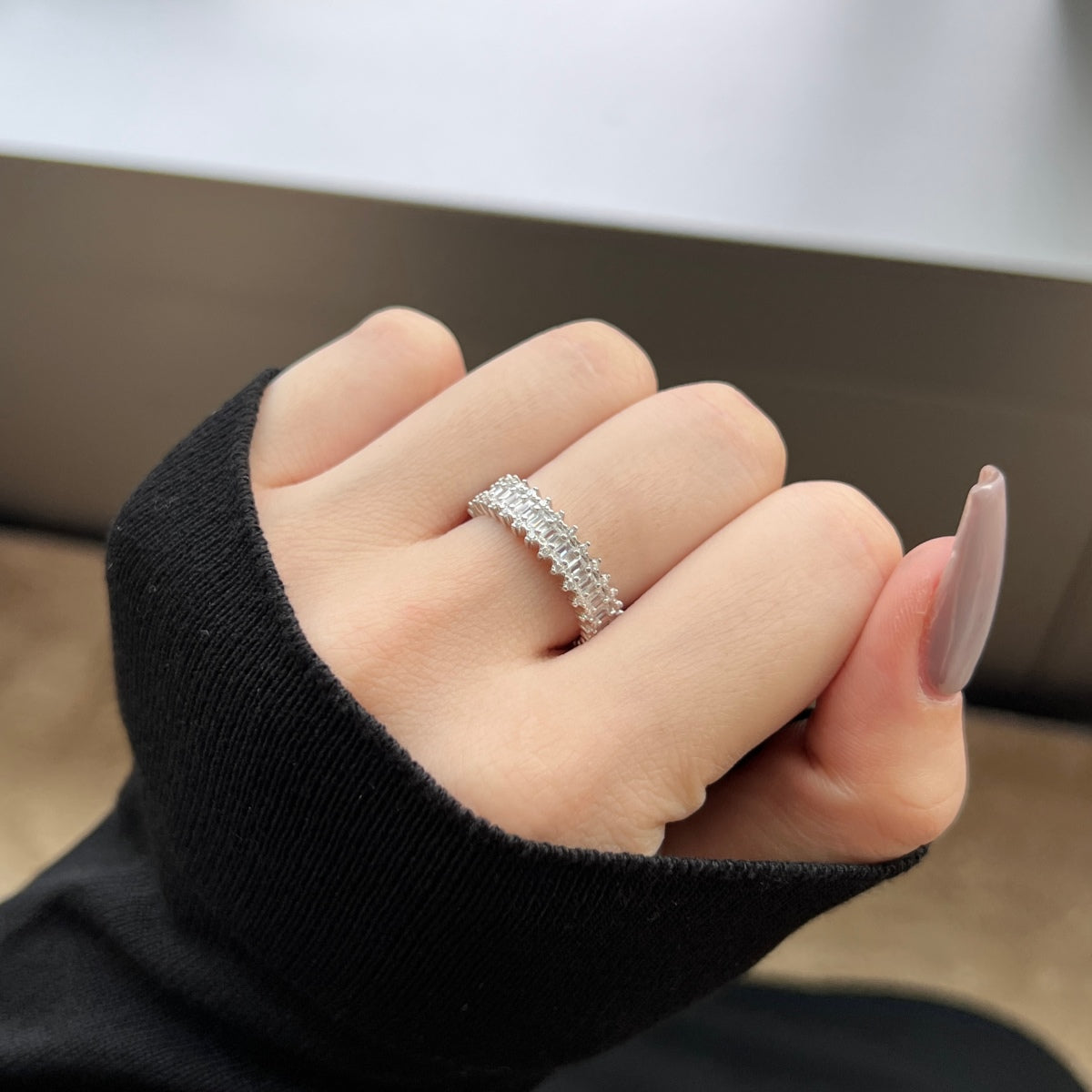 [Revel Jewelry]Auffälliger kunstvoller Cocktailring mit Smaragdschliff