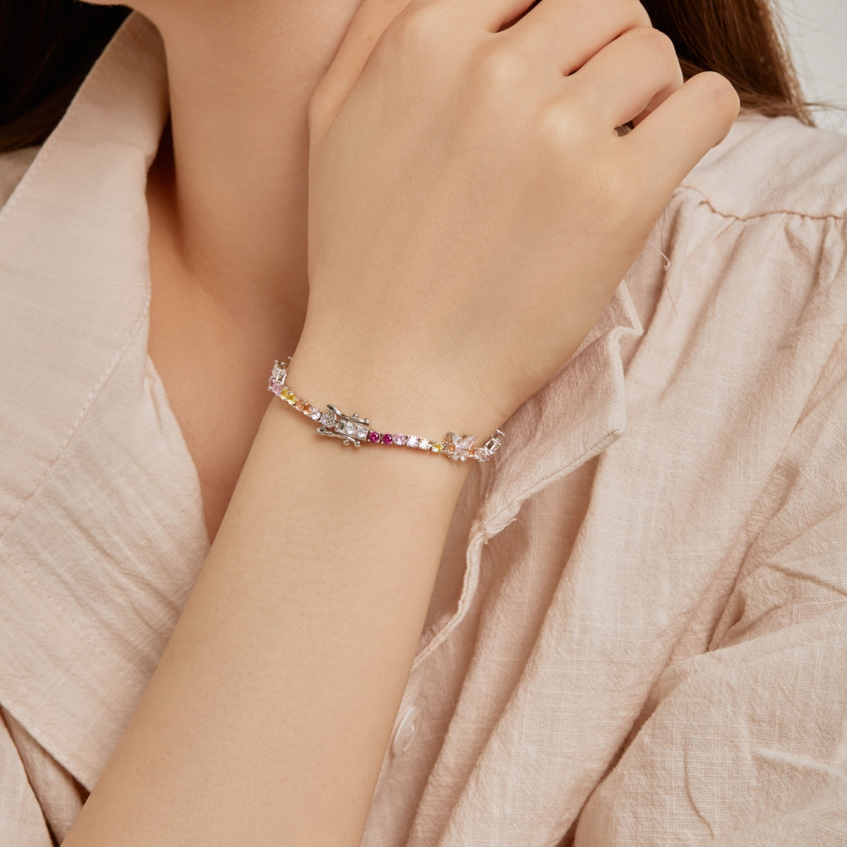 [Revel Jewelry]華やかな蝶の形のラウンドカットのデイリーブレスレット