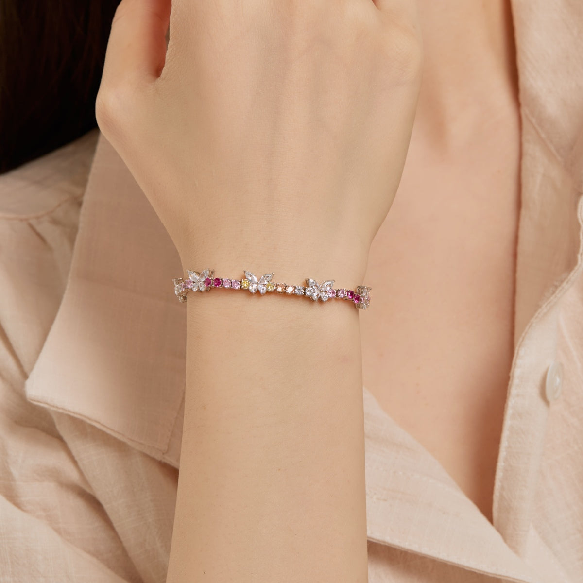 [Revel Jewelry]華やかな蝶の形のラウンドカットのデイリーブレスレット