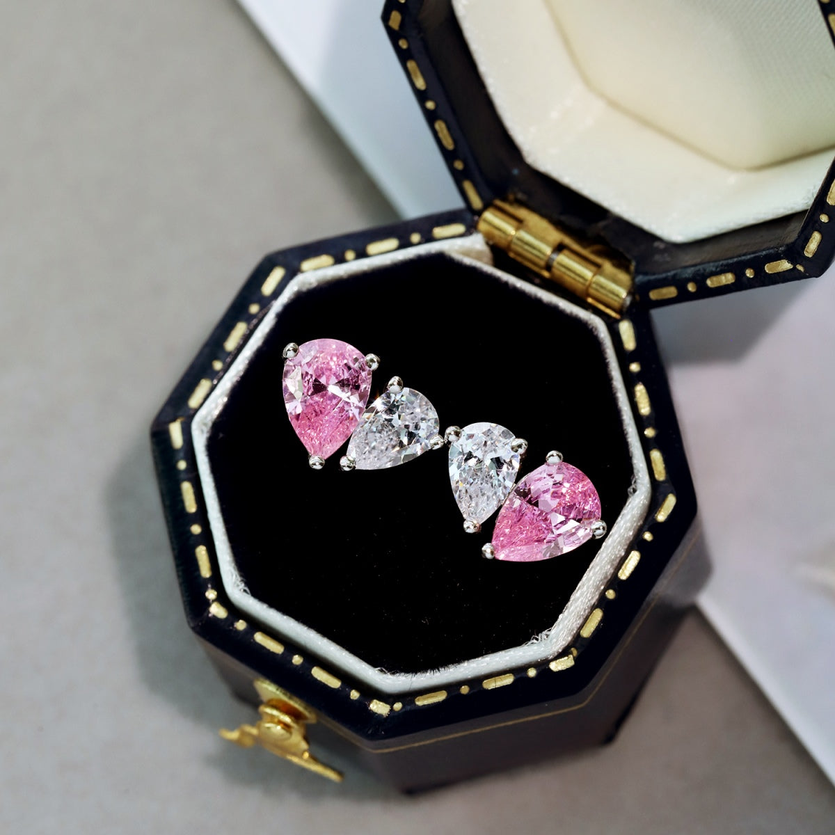 [Revel Jewelry]Dazzling Elegant Heart Cut Lover Earrings