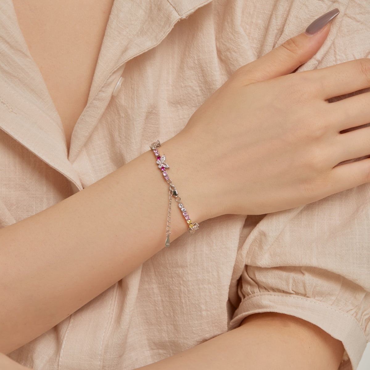 [Revel Jewelry]華やかな蝶の形のラウンドカットのデイリーブレスレット