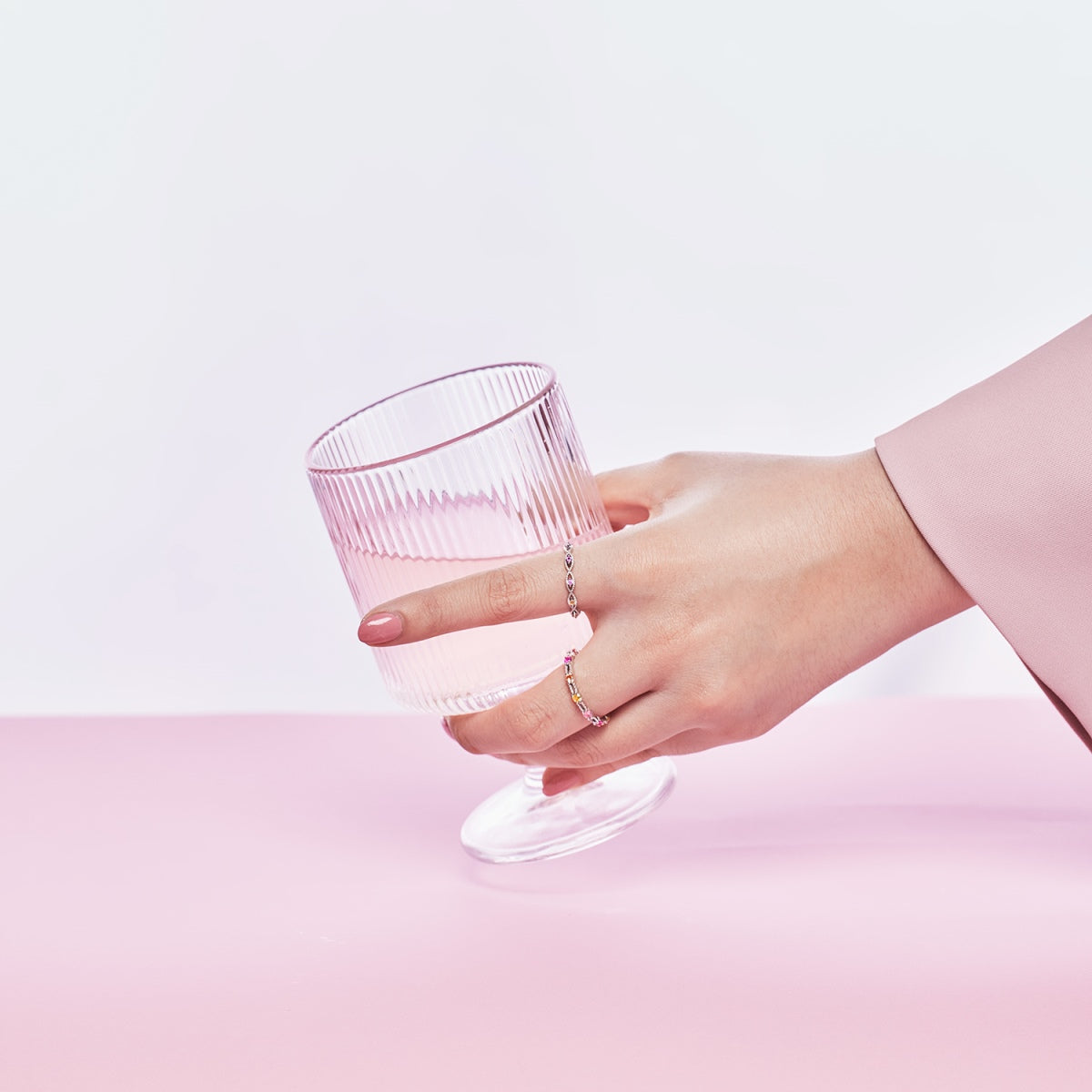 [Revel Jewelry]Funkelnder farbenfroher Tennisring mit runden Schliffen