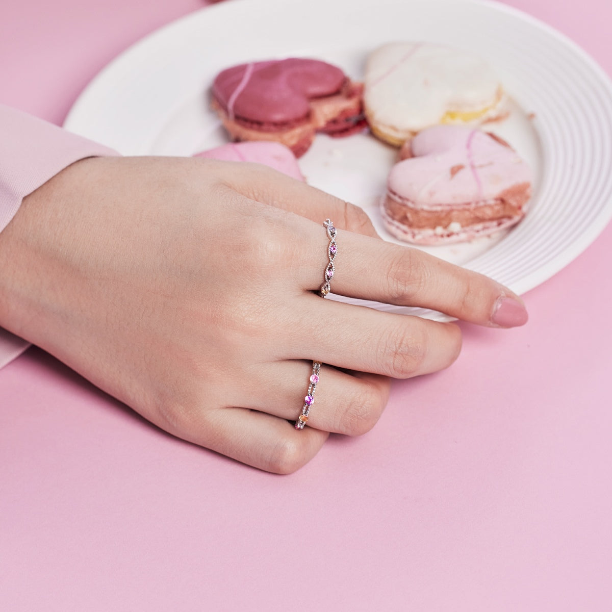 [Revel Jewelry]Funkelnder farbenfroher Tennisring mit runden Schliffen