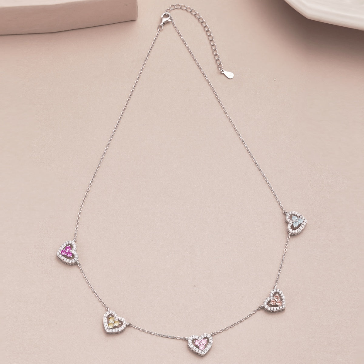 [Revel Jewelry]Funkelnde Fünf-Herzen-Halskette