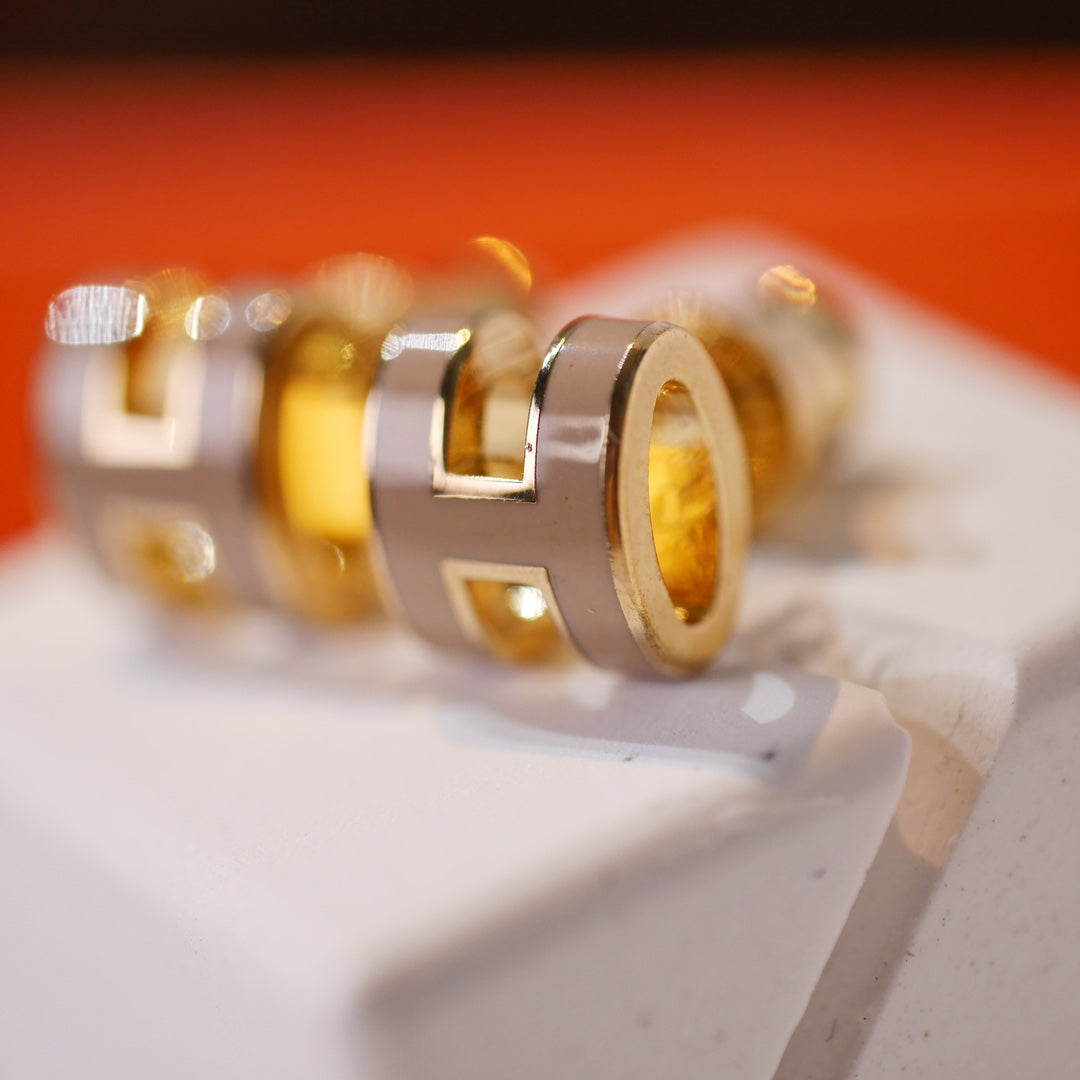 [Revel Jewelry]MINI POP H GOLD EARRINGS GREY