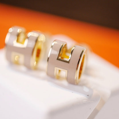 [Revel Jewelry]MINI POP H GOLD EARRINGS GREY