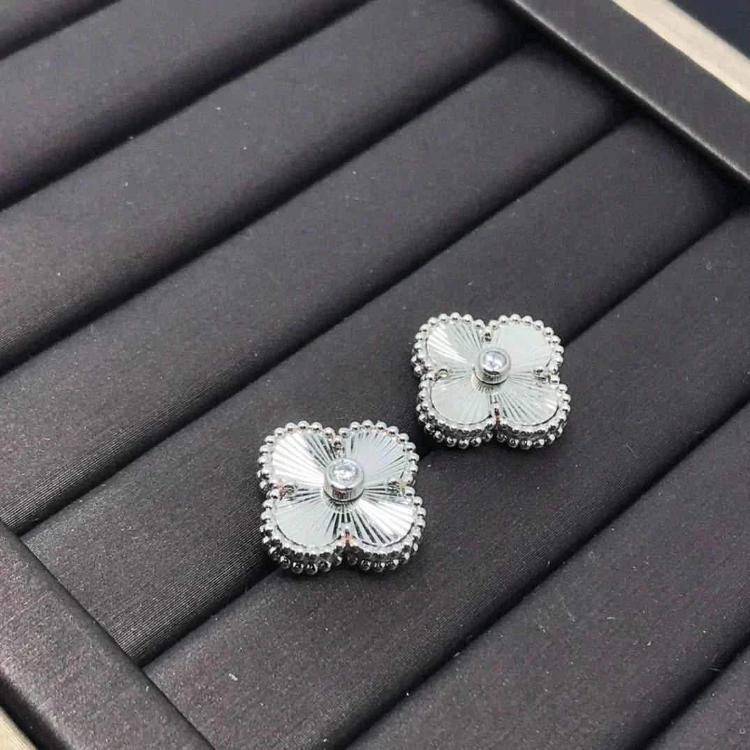[Revel Jewelry]CLOVER MINI 9.5MM LASER EARRINGS