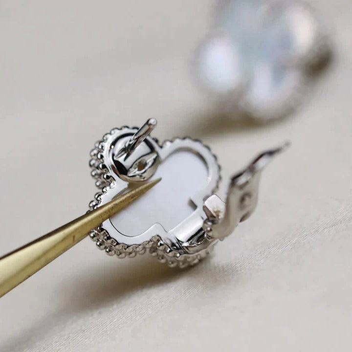 [Revel Jewelry]CLOVER MEDIUM 1 MOTIFS  WHITE MOP EARRINGS SILVER