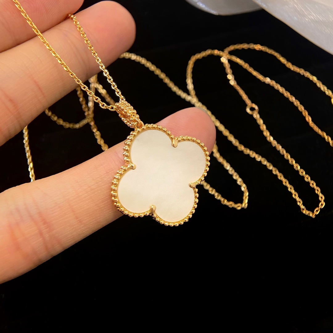 [Revel Jewelry]CLOVER 25MM MOP LARGE PENDANT NECKLACE