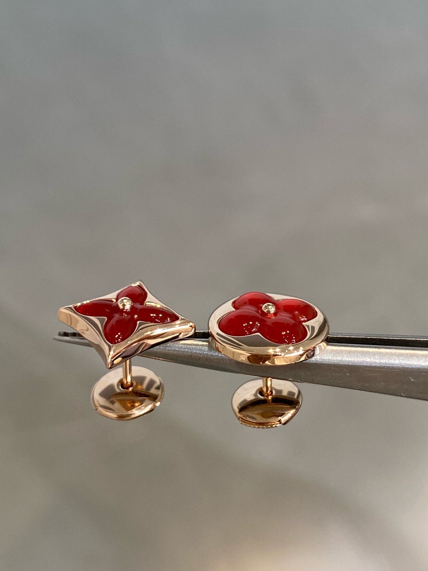 [Revel Jewelry]STAR AND SUN OHRSTECKER AUS ROSÉGOLD MIT CARNELIAN