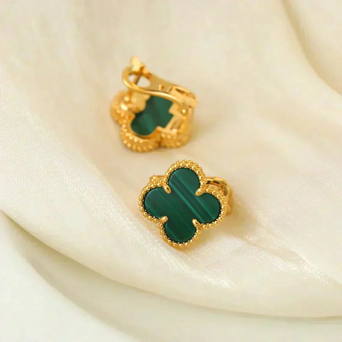 [Revel Jewelry] クローバー ミディアム 1モチーフ マラカイト イヤリング
