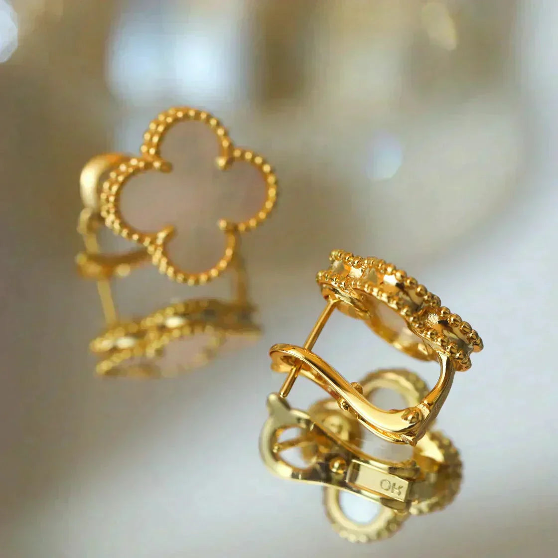 [Revel Jewelry]CLOVER MEDIUM 1 MOTIFS  WHITE MOP STUD EARRINGS