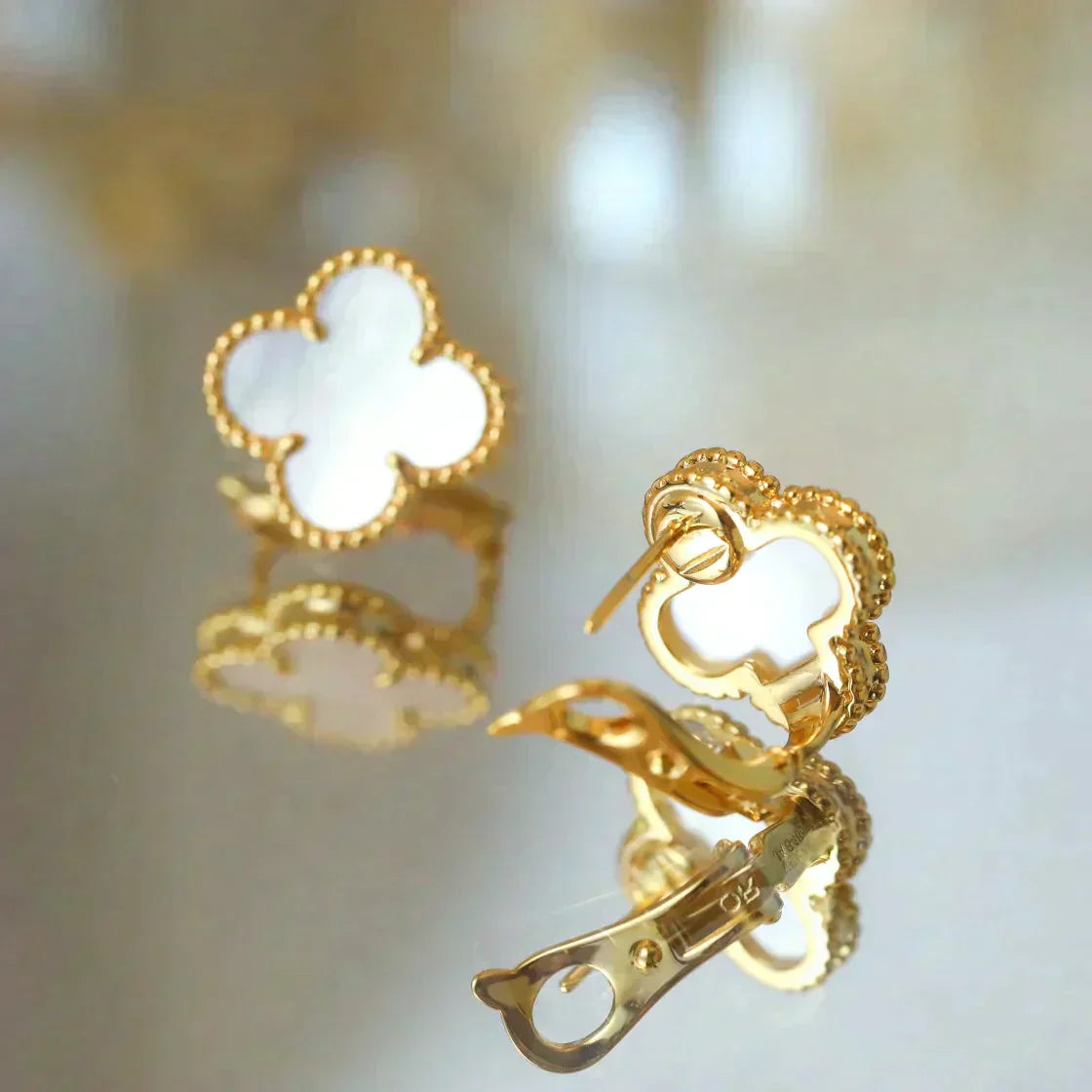 [Revel Jewelry]CLOVER MEDIUM 1 MOTIFS  WHITE MOP STUD EARRINGS