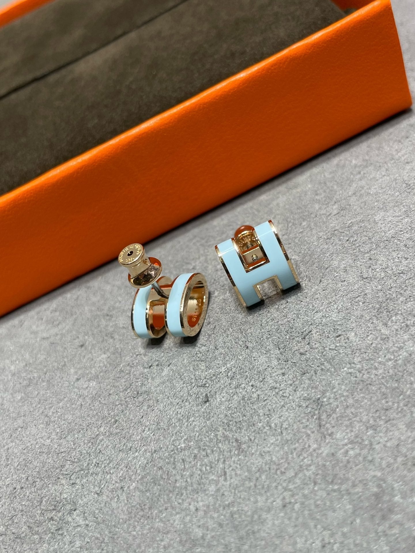 [Revel Jewelry]POP H SKY BLUE STUD EARRINGS