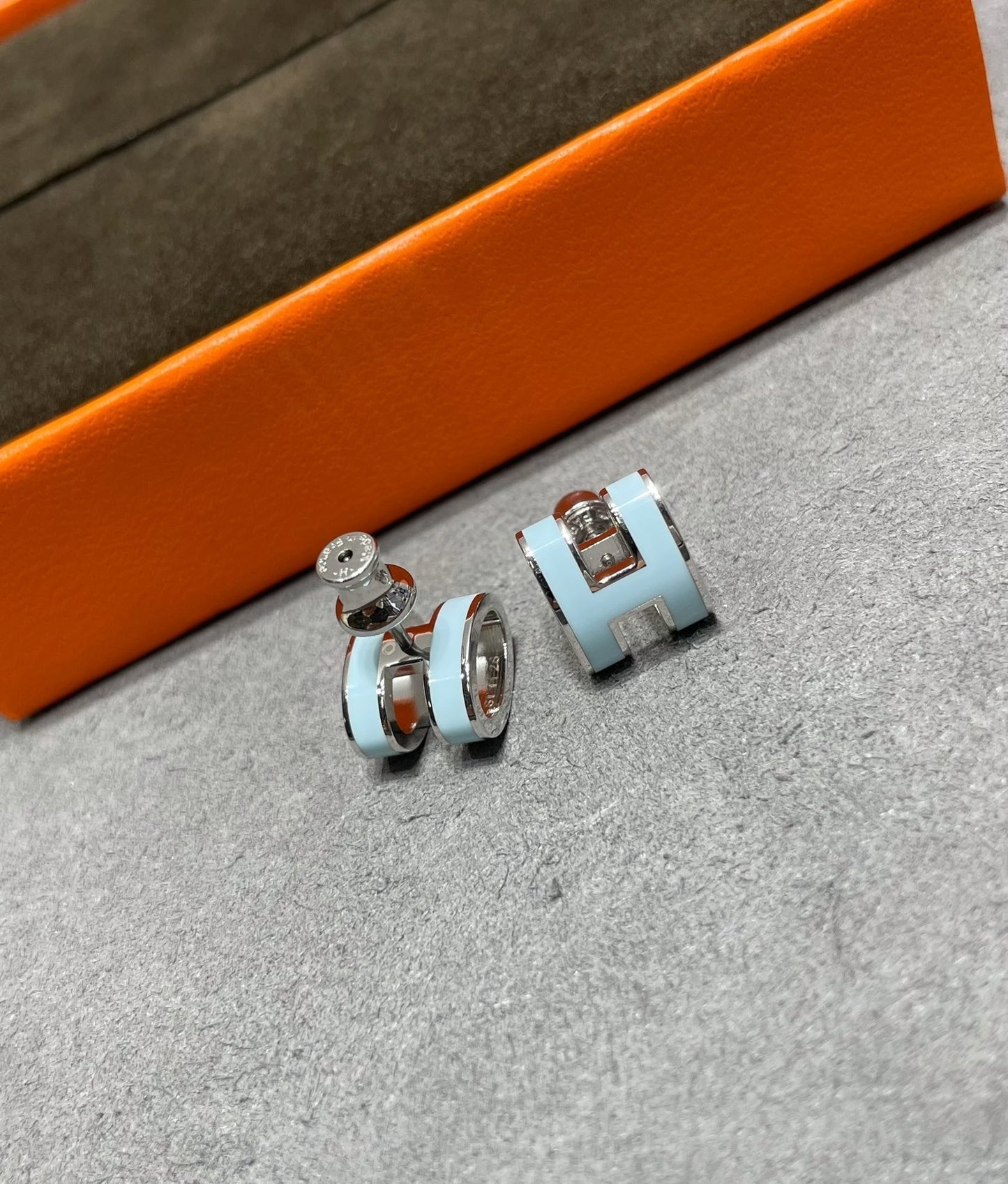 [Revel Jewelry]POP H SKY BLUE STUD EARRINGS