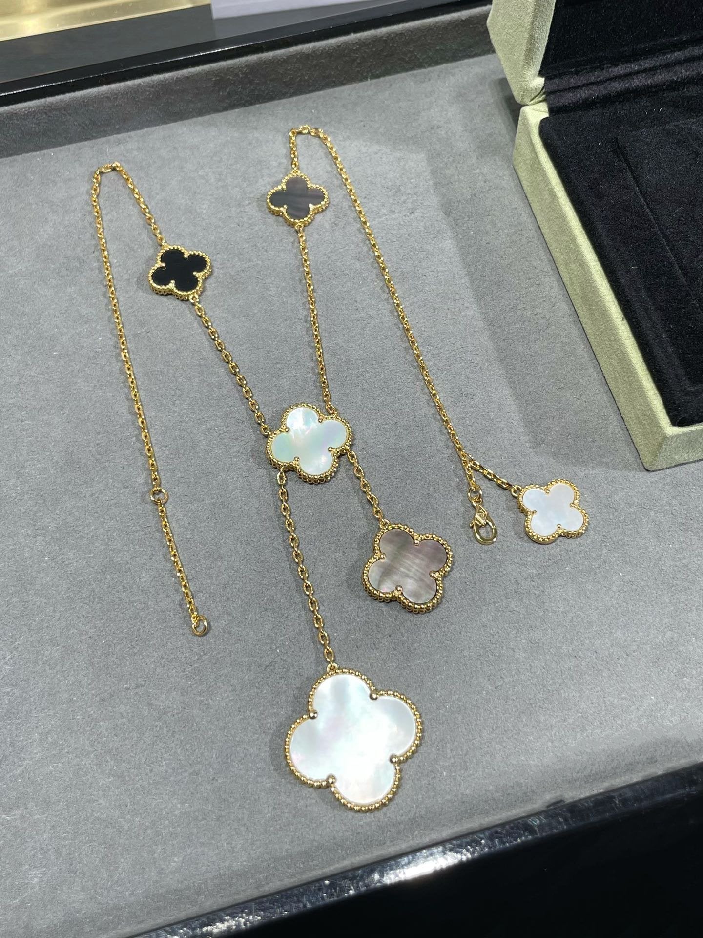[Revel Jewelry]CLOVER 6 MOTIF MOP ONYX GOLD NECKLACE