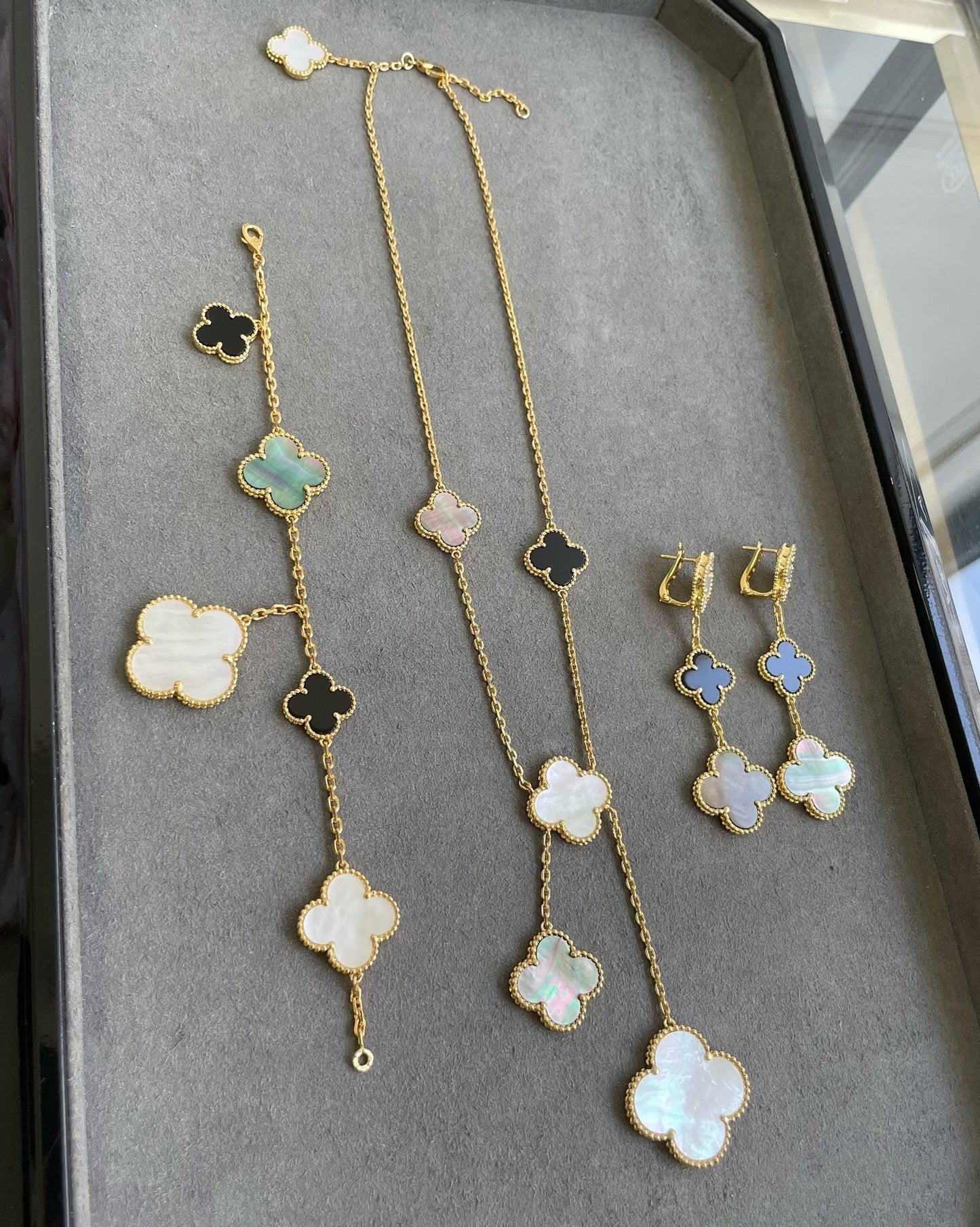 [Revel Jewelry]クローバー 3モチーフ マザーオブパール オニキス ダークマザーオブパール ピンクゴールド イヤリング