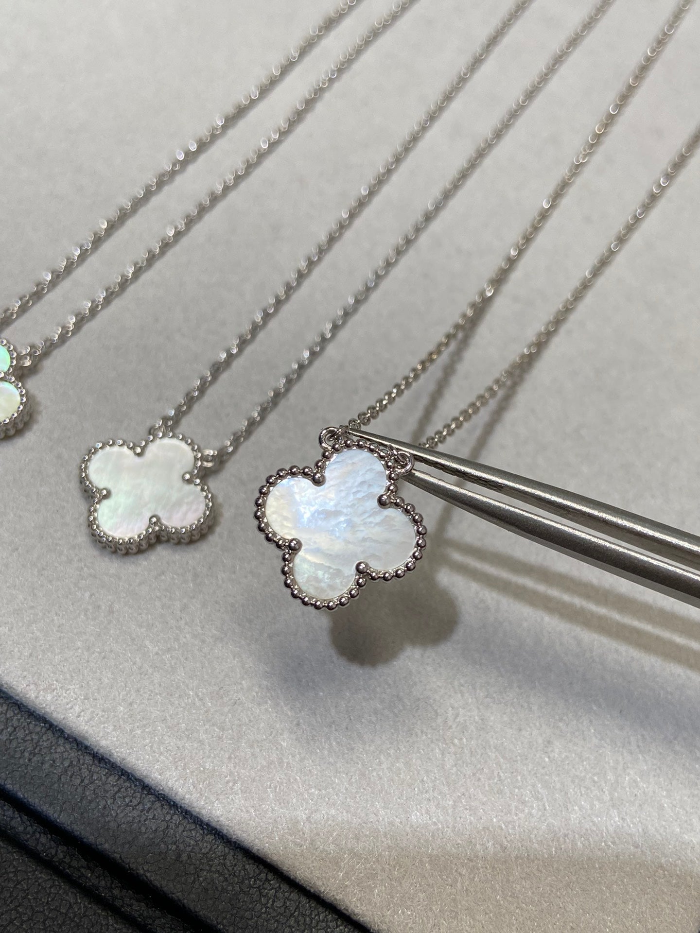 [Revel Jewelry]CLOVER MEDIUM SILVER WHITE MOP NECKLACE