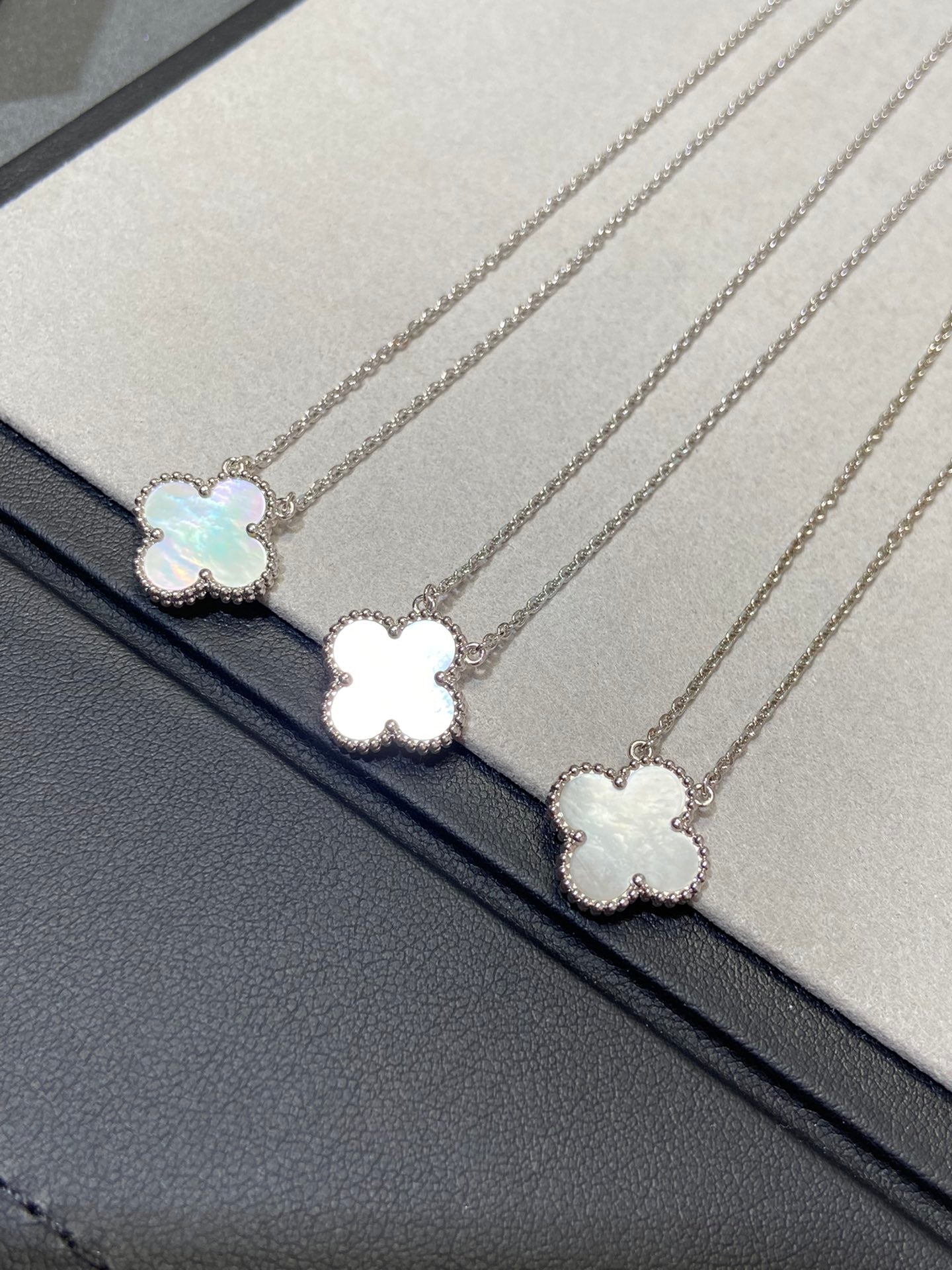 [Revel Jewelry]CLOVER MEDIUM SILVER WHITE MOP NECKLACE