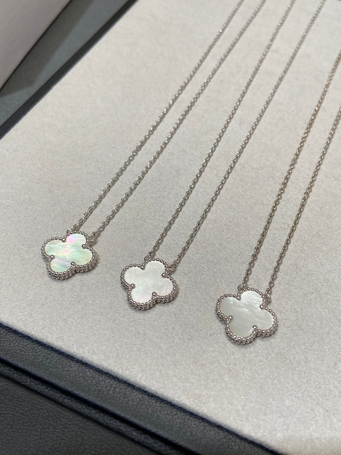 [Revel Jewelry]CLOVER MEDIUM SILVER WHITE MOP NECKLACE