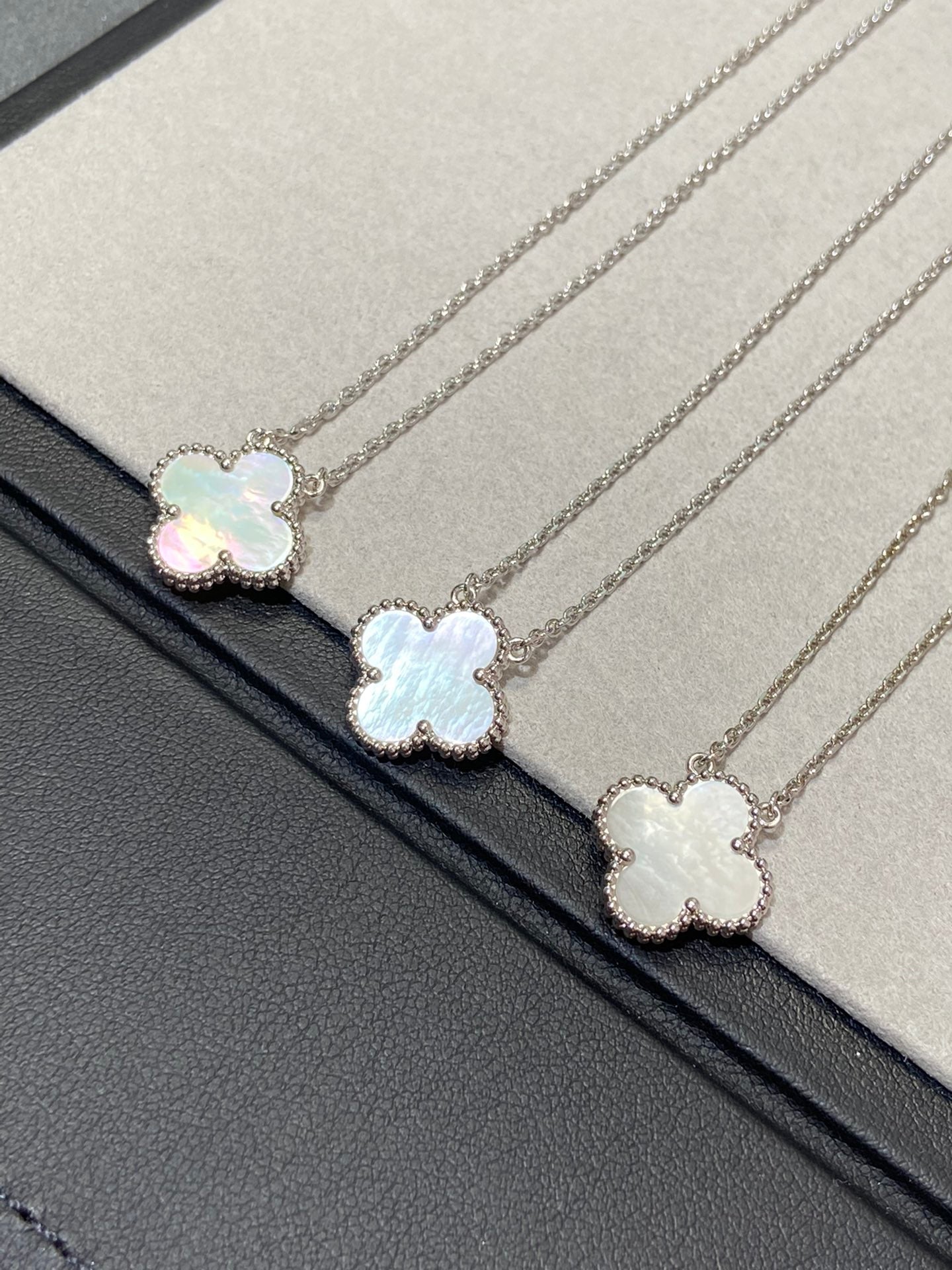[Revel Jewelry]CLOVER MEDIUM SILVER WHITE MOP NECKLACE