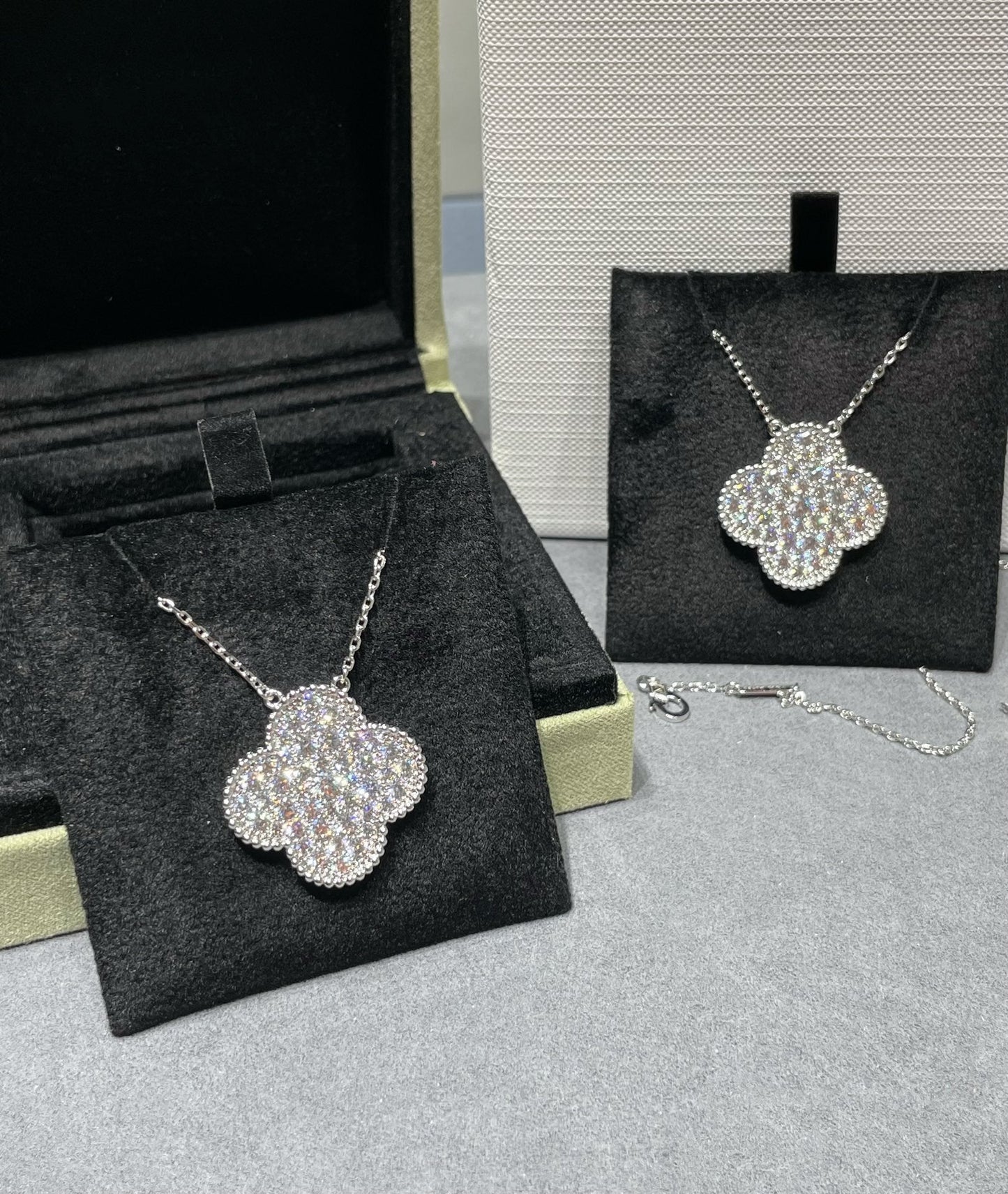 [Revel Jewelry]CLOVER 25MM LARGE PENDANT DIAMOND PAVED SILVER NECKLACE