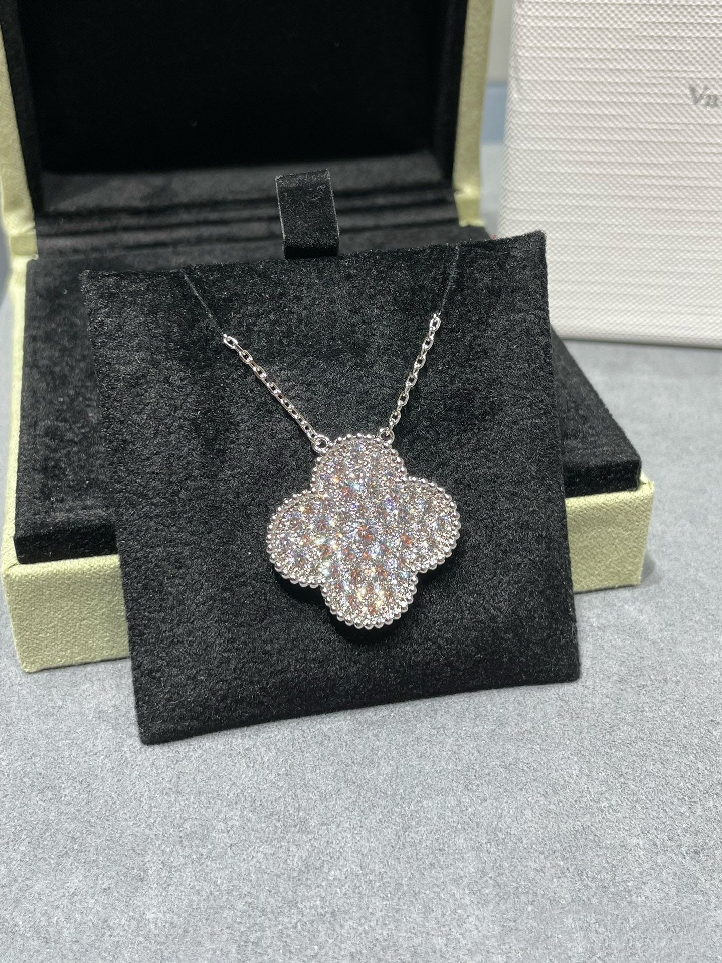 [Revel Jewelry]CLOVER 25MM LARGE PENDANT DIAMOND PAVED SILVER NECKLACE