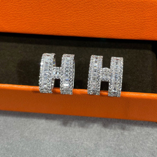 [Revel Jewelry]H STUD EARRINGS WITH SILVER DIAMONDS
